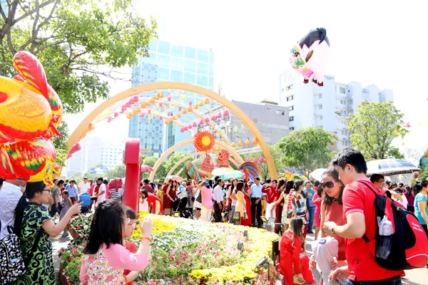 Người dân TPHCM hân hoan du xuân đầu năm ảnh 3